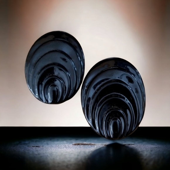 Vintage 1950s Mid Century Black Acrylic Clip Earrings - Picture 2 of 12